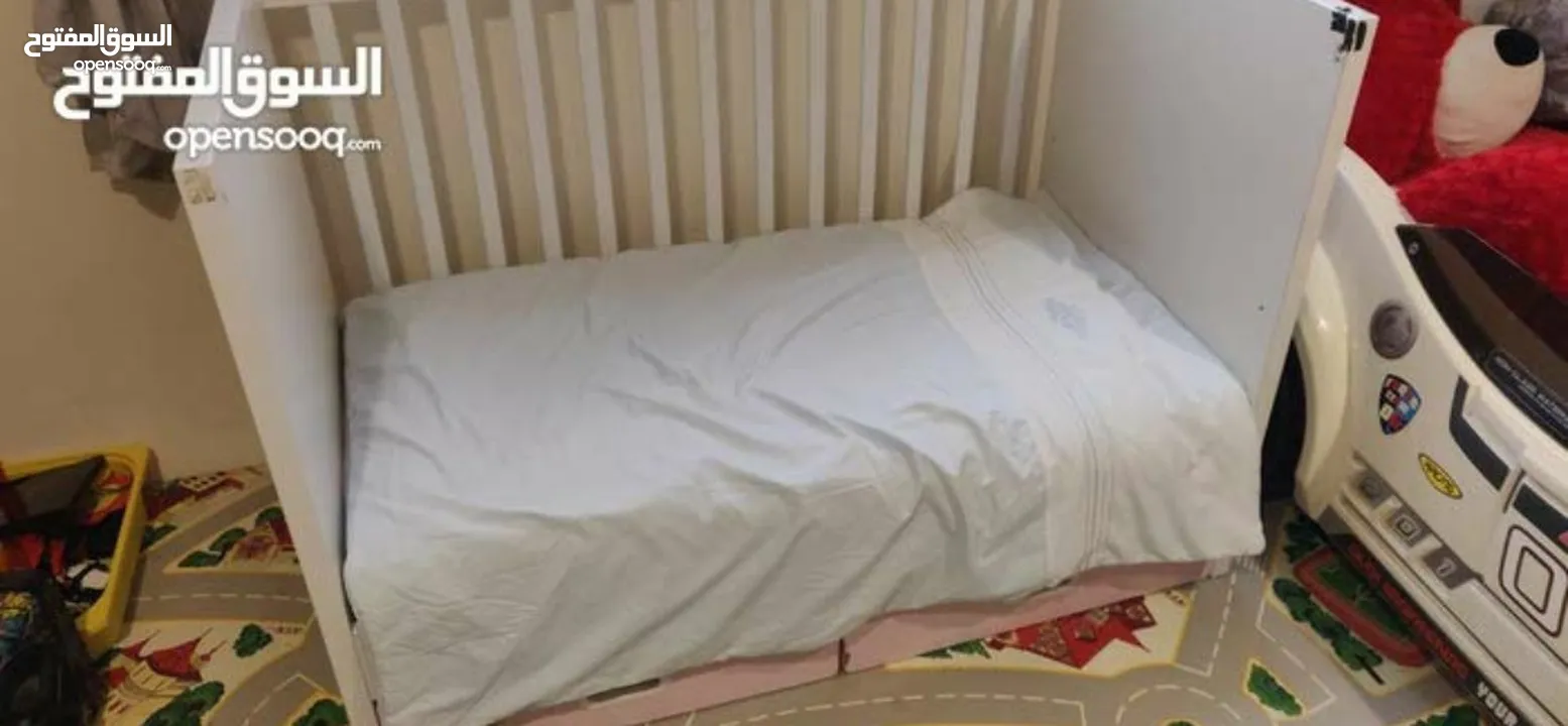 سرير اطفال من IKEA مع مرتبة جديدة