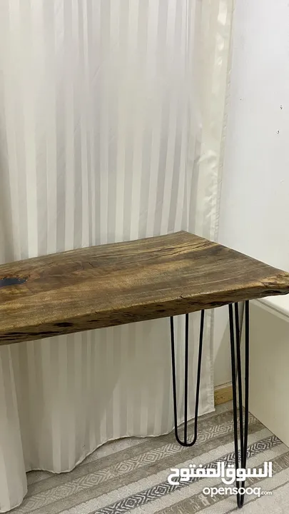 طاولات خشبية