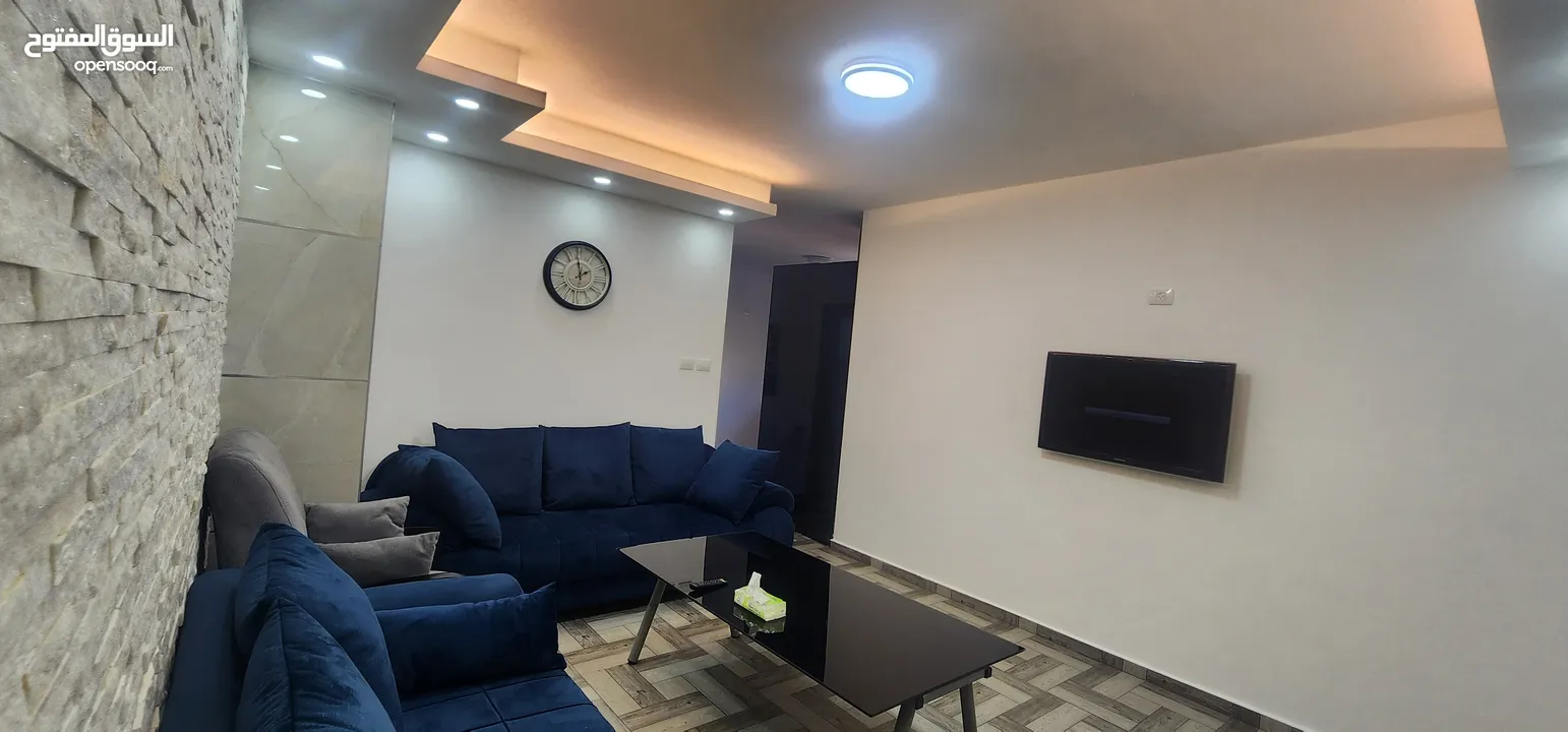 شقة وسط البلد قريبة من جميع الخدمات الشقة مكونة من غرفتين وصالون وحمامين ومطبخ وبرندة