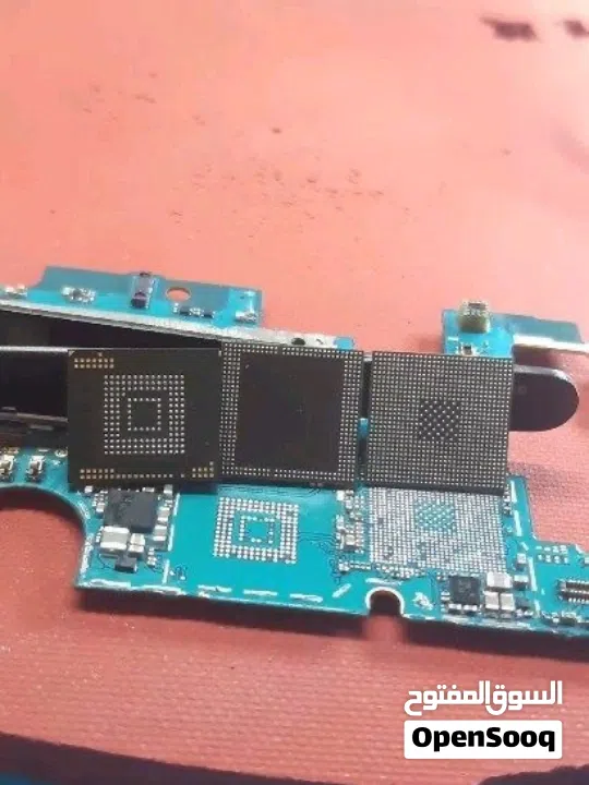 خدمة تصليح الهواتف و الايباد  متوفر شاشات وجميع قطع الغيار بأسعار الجملة ضمان على جميع الخدمات