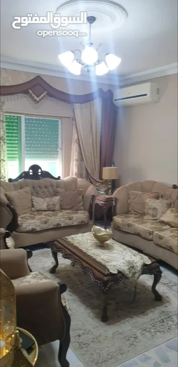 طقم كنب لغرفة الضيوف مع طاولة الوسط