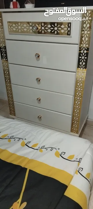 غرفة نوم مضيئه  لون ابيض مع ملحقات كما بالصور مستعملة.......