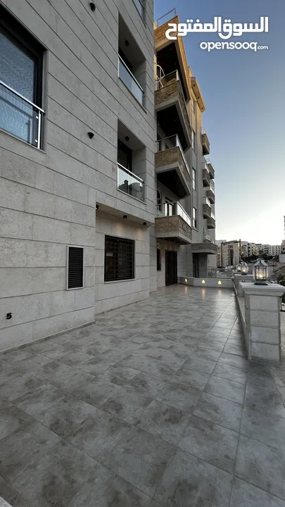 شقة للبيع طابق ارضي 95م مع ترس 50م (سكنية - استثمارية) في ديرغبار شارع ال 60 ، مطبخ راكب ، تدفئة غاز