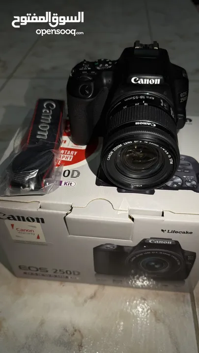 للبيع كاميرا Canon 250D شبه جديدة مع جميع معداتها