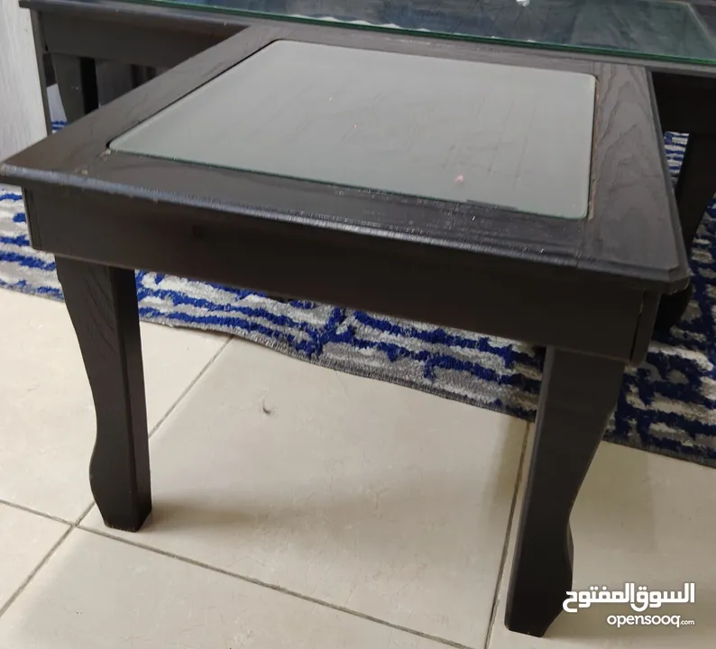 طاولات وسط خشب عدد 3 واحده كبيره واثنتان أصغر.. ومعهم هديه مجانيه طقم سرفيس لون سكني
