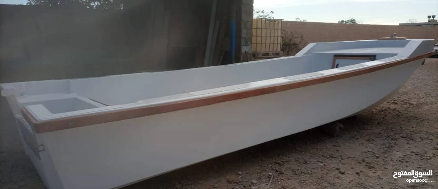 قارب فايير بالكامل 8 متر دوري عرض 2.5  جديد من المصنع بشهادة منشأ وفي 7 و 6 نفس التصميم