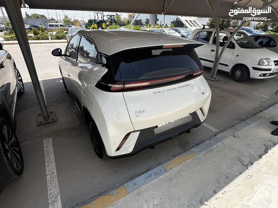 بي واي دي سيجل لون بيج موديل 2023 بحال الوكالة ممشى قليل 305 كيلو بالشحنة