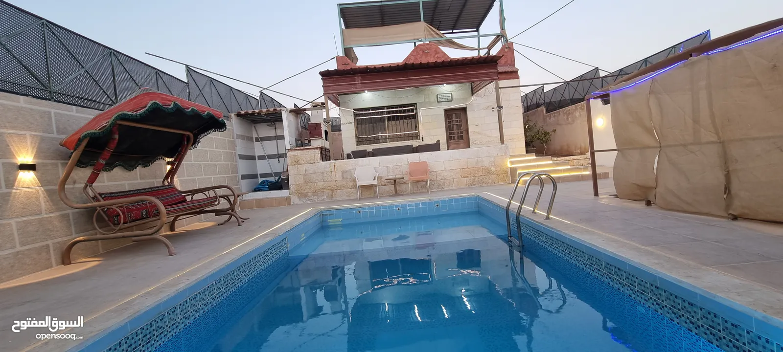 منزل مع مسبح وكراج للبيع
