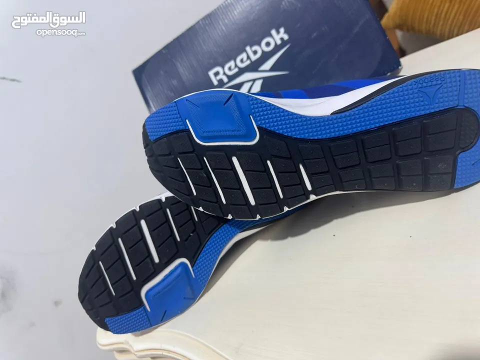 حذاء رياضي أزرق من Reebok، خفيف، بتهوية جيدة ونعل مريح بتقنية Memory Tech.