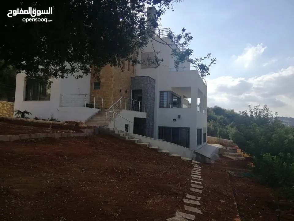 فيلا سكنيه بالسلط للبيع زي وادي الحمامرة واصل جميع الخدمات ومنطقة هادئة قريبة من الاسواق