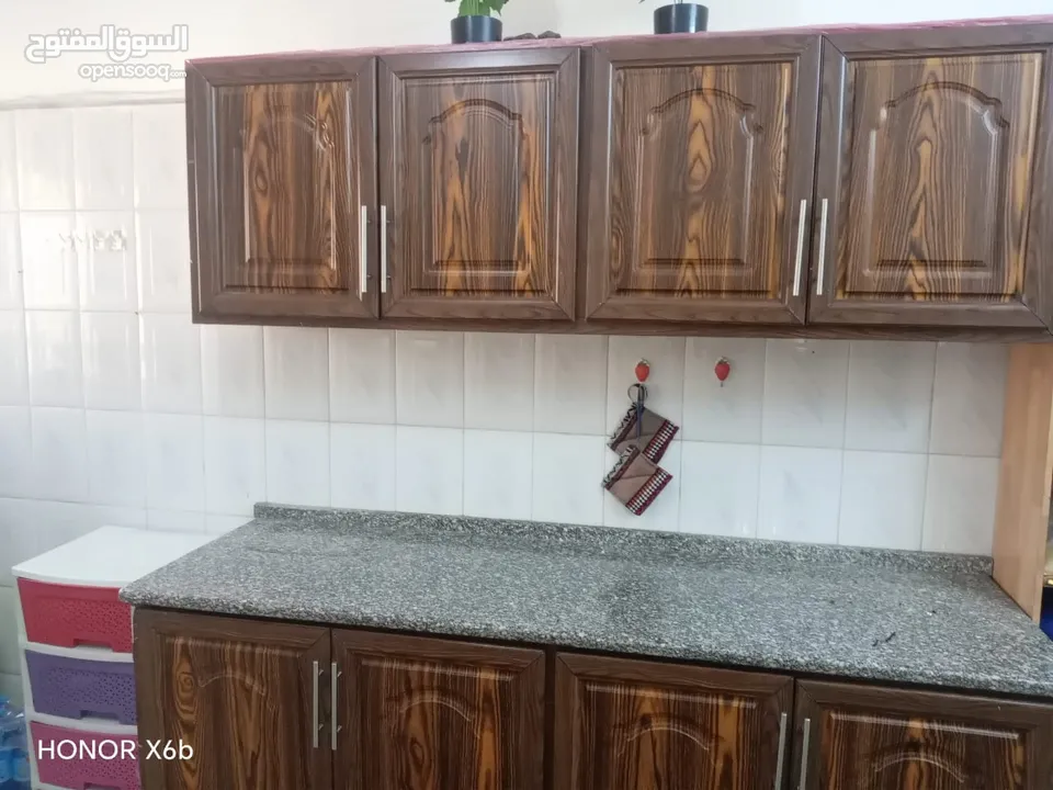 شقه موقع مميز وتجاري  للبيع في الهاشمي الشمالي