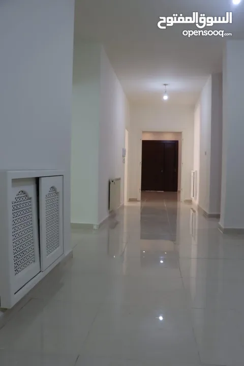 فيلا/بيت للبيع من ثلاث طوابق مساحة البناء 700متر مربع مساحة الارض600م2