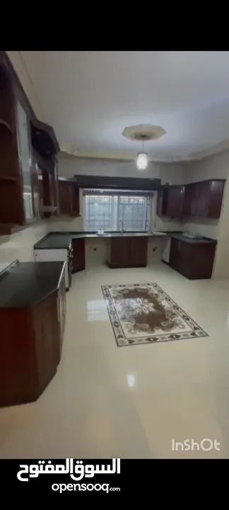شقه مع رووف (300متر ) قرب شارع الاستقلال ضاحيه الاقصى