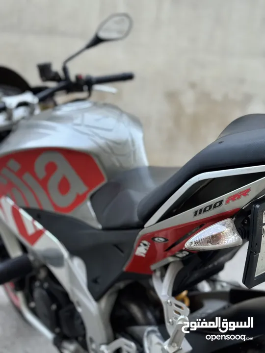 Aprilia tuono v41100cc rr  دراجه مميزه جدا تصنيف ستريت  قويه جدا 1100 سيسي  مرخصه ممشى قليل جدا جدا