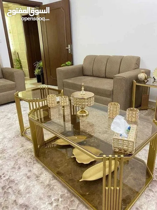 طاولات خشب وطاولات معدن