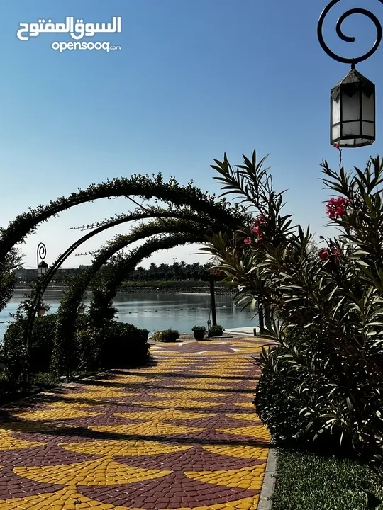 للبيع العاجل شقة مجددة 3 غرف + غرفة خادمة دخول مباشر للشاطئ