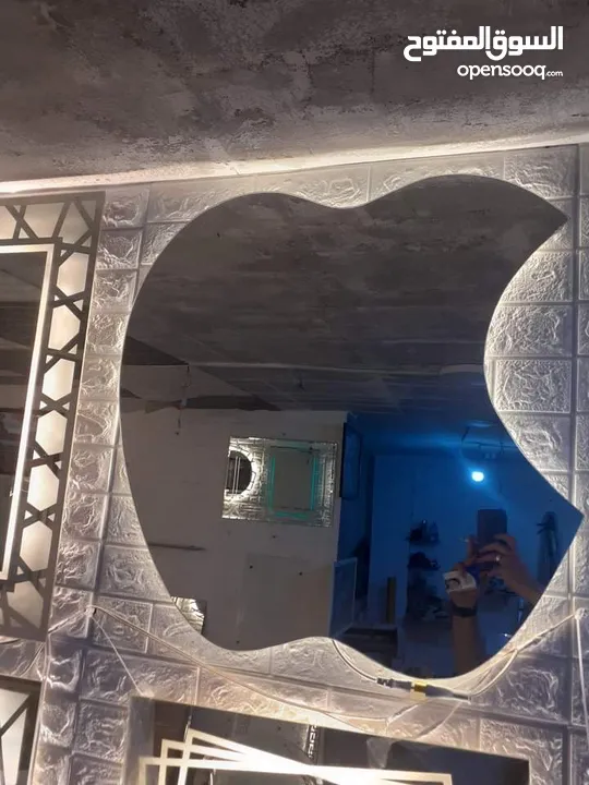 العرض لفتره محدوده  تشكيله واسعه من المرايا والديكورات