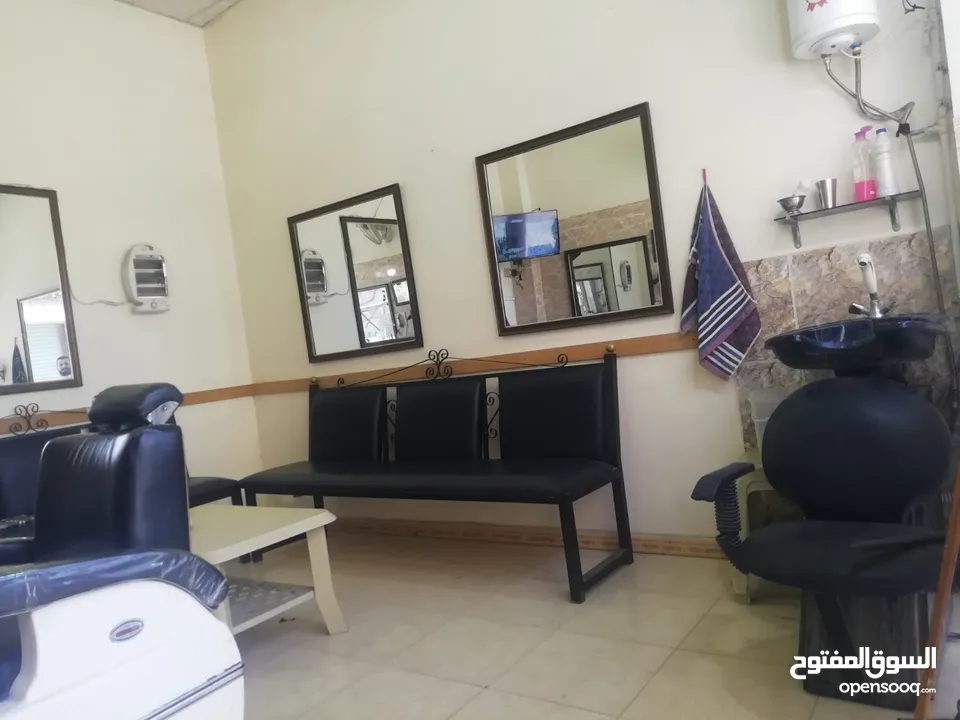 صالون رجالي للبيع مع كافة معداته بداعي السفر وعدم التفرغ