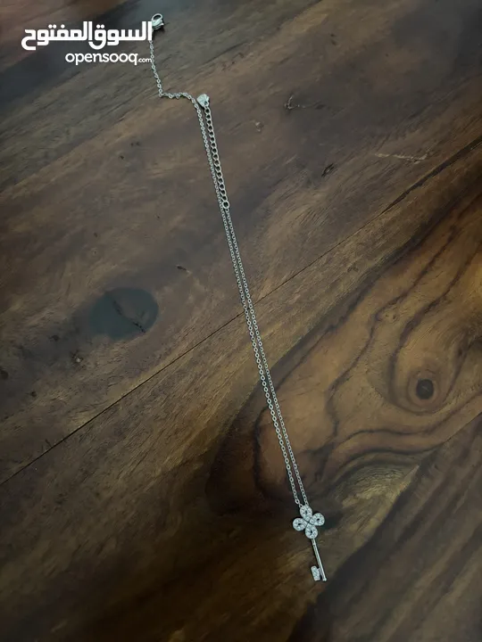 Swarovski key necklace - worn once. In very good condition.