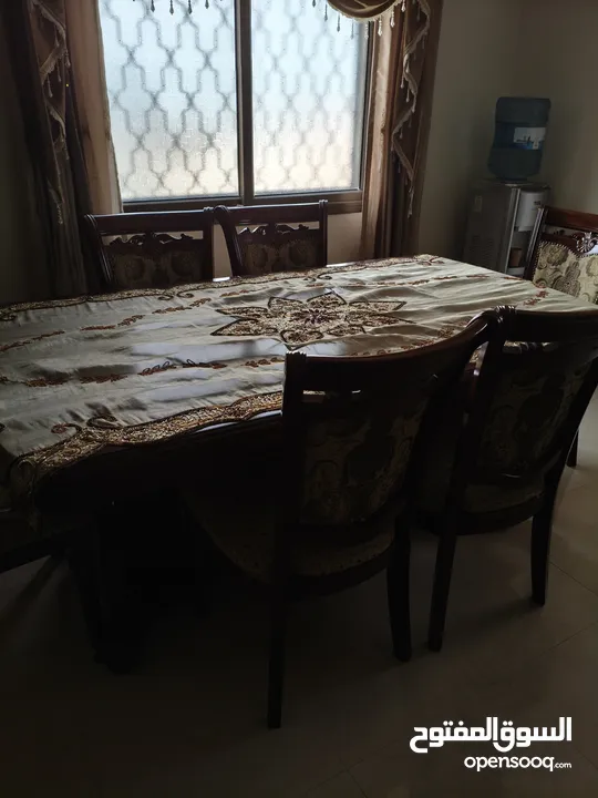 طقم كنب مع طاوله سفره للبيع