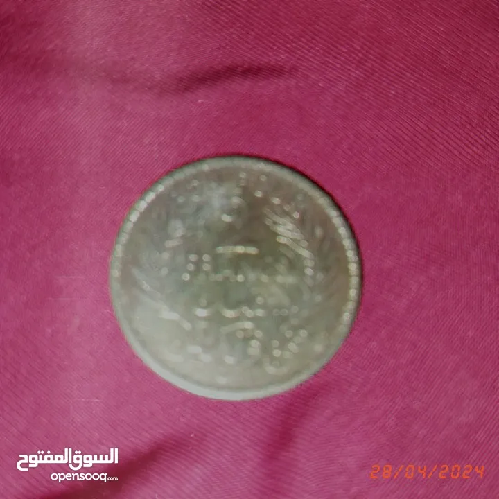 قطع نقدية قديمة تونسية وغير تونسية وساعة جيب ألمانية و مغارف سبولة ومفتاح قديم