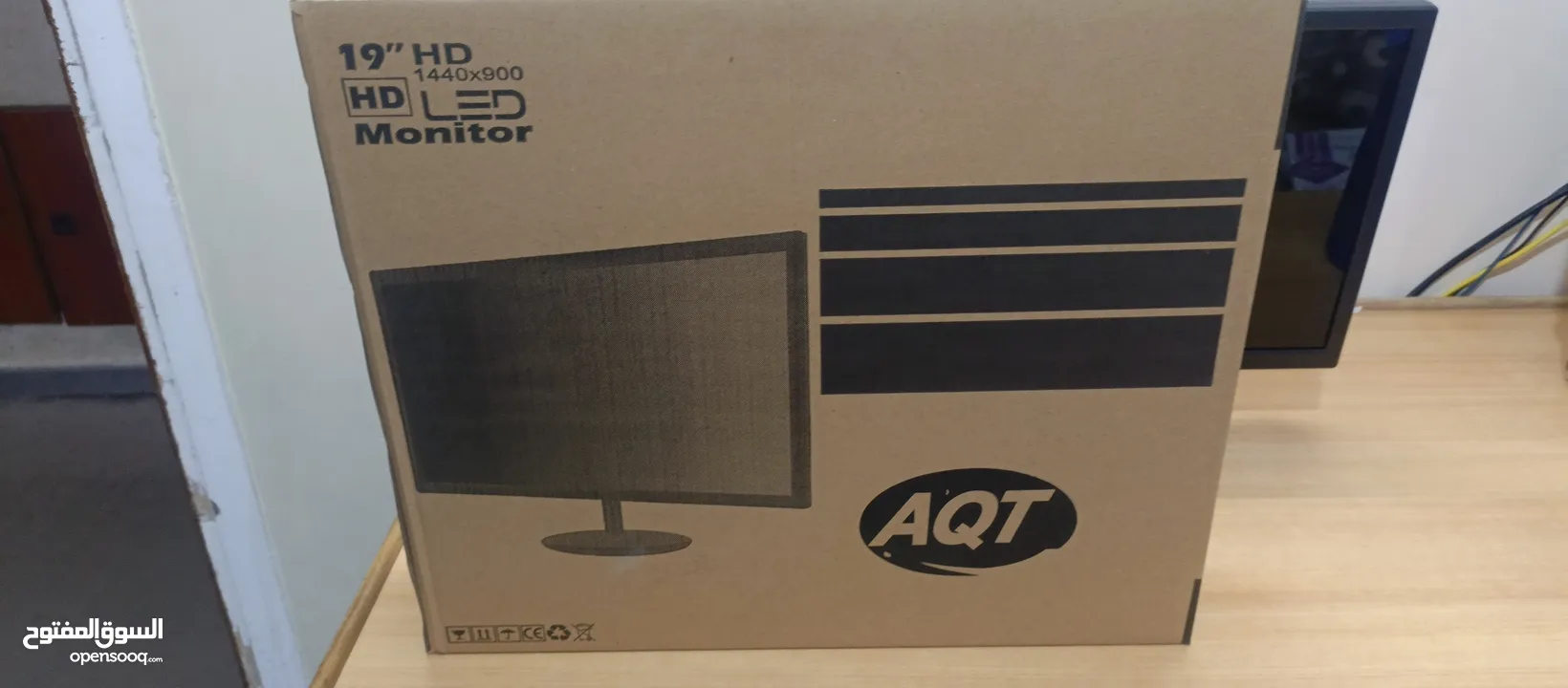 شاشة AQT هي شاشة عرض بقياس 19 بوصة من نوع LED، توفر تجربة مشاهدة واضحة بدقة HD 1440×900بكسل