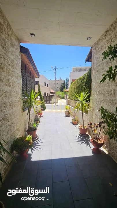 في أجمل مناطق خلدا(بالقرب من روان كيك) عمارة عائلية تملك شقة طابق أول 140م بسعر مميز/ ref 9507