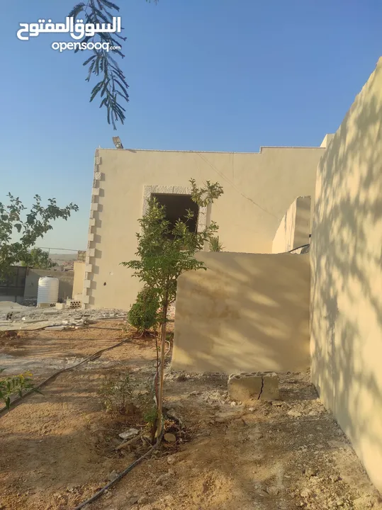 بيت مسطح 120 متر نطام امريكي تأسيس شاليه مع ترس جانبي مطل مساحه 40 متر مع حديقه وبئر ماء 12 وغيرها