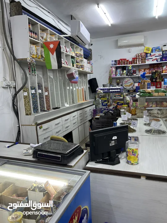 سوبر ماركت ثلاث مخازن مجهزة بالكامل