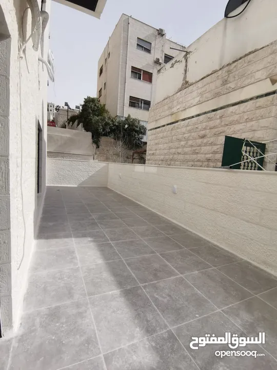 شقه استثماريه عباره عن ثلاث استديوهات مع ترس للبيع خلف جامعة الاردنية