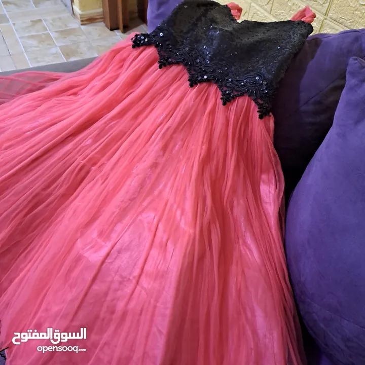 ملابس وكريمات للبيع