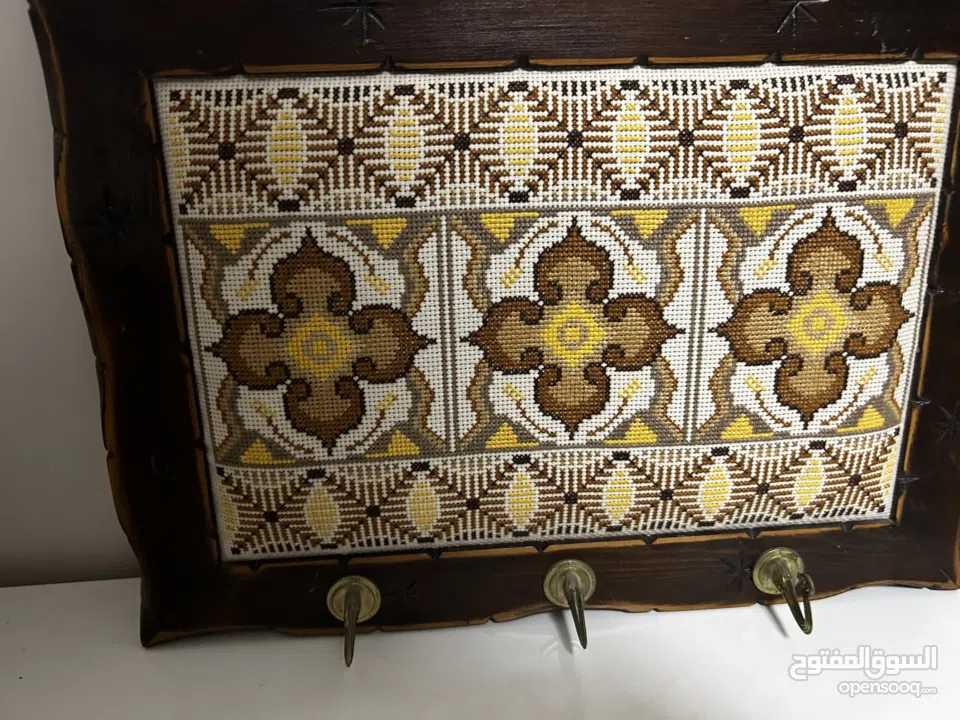 مرايا وعلاقة تطريز يدوي .. شغل يدوي متقن مع اطار خشب