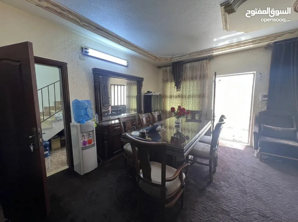 بيت بسعر شقة - بسعر مغري.. الزرقاء-الزواهره-حي جبر ، يوجد فيه بلكونه و حديقة ، التواصل للجادين فقط