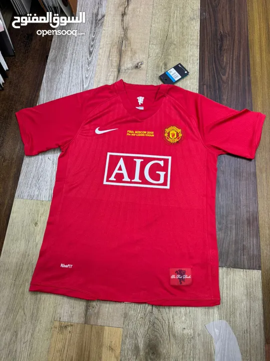 classic football jersey قميص نادي كرة قدم كلاسيكي.