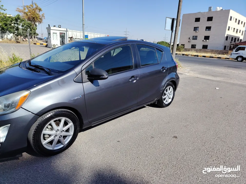 تويتا بريوس c 2015 فب ما عدا الجلد ويوجد فتحة بالسقف