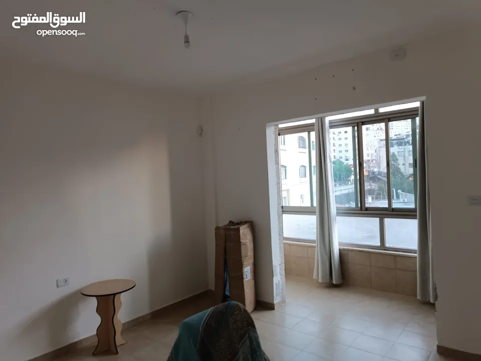 شقه واسعه  مميزه مطله على شارع رفيديا الرئيسي قريبه من. جميع الخدمات