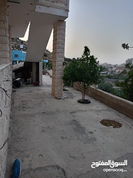 بيت للبيع طابقين في بيت اولا    يوجد بئر ماء  مخزن  مكتب خارجي معزول عن البيت  حمام خارجي  ثلاجه .غس