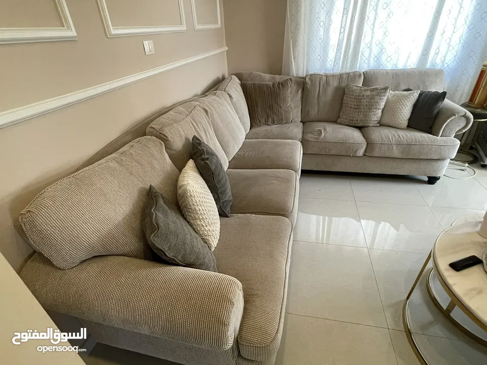كنب زاوية امريكي بحالة جيدة جداً مع طاولة وسط ممتازة