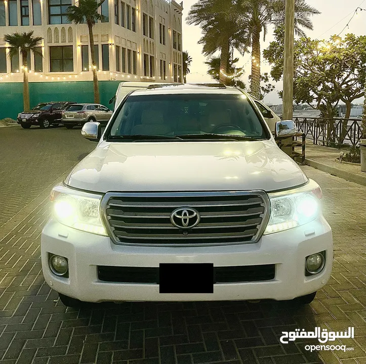 تويوتا لاند كروزر ابيض ثلجي  VXR 2014 5.7 للبيع