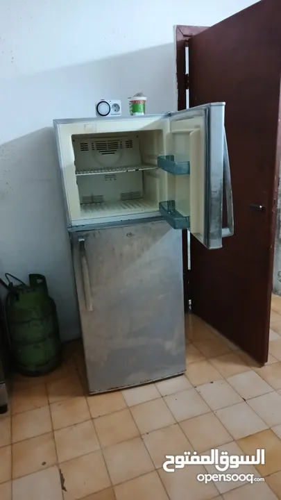 ثلاجة وسط للبيع