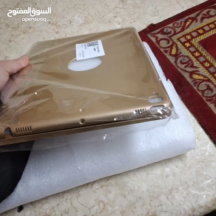 حاضنة تابلت او اي باد مع كيبورد