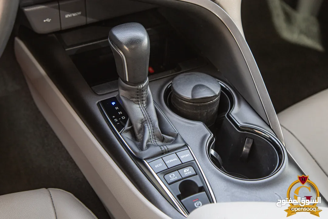 Toyota Camry Gle 2024  السيارة وارد و كفالة الشركة و قطعت 16,000 كيلو