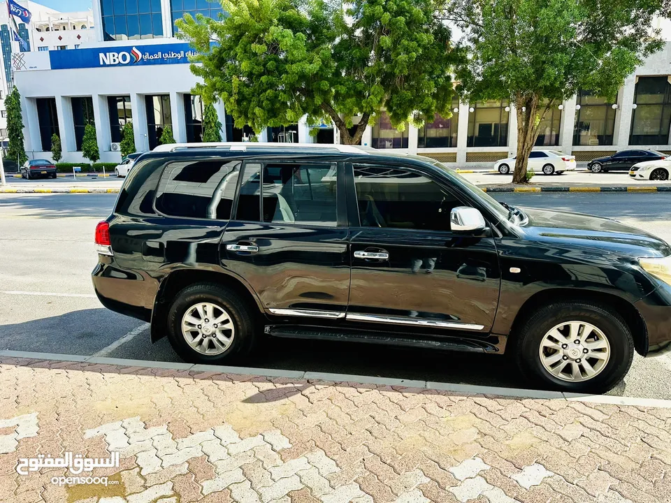 Land Cruiser single owner like new car 2009 v8 full option urgent sale 1 st owner bahwan agency car