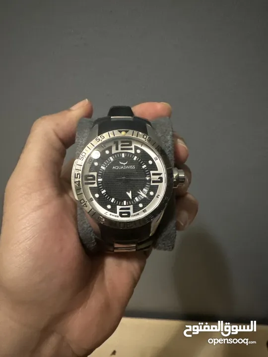 ساعة اكوا سويس مستخدمة قليلاً محرك كوارتس سويسري