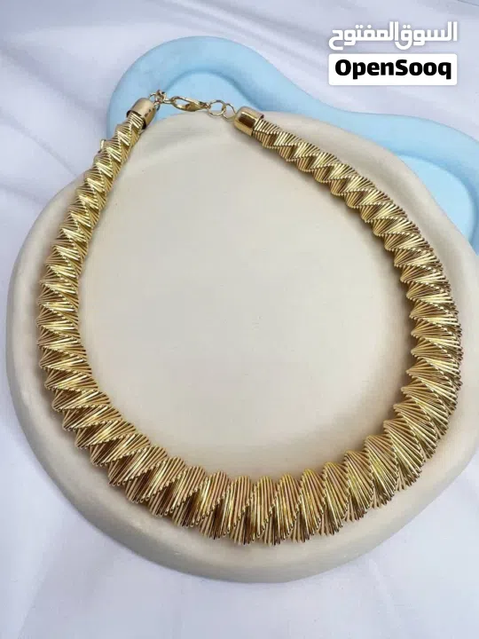 أطواق أنيقة وفاخرة بأنواع مختلفة