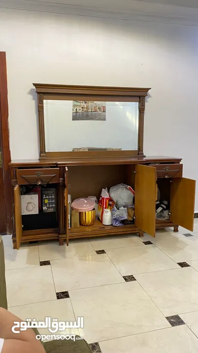 طقم كنب 7 مقاعد و طاولة تلفزيون و دورسوار بمراية