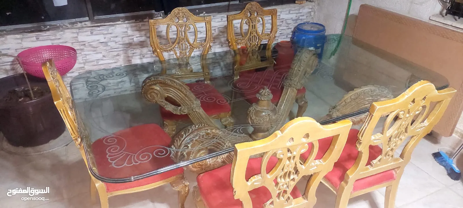 طاوله سفره خشب زان ثقيله جدا نظيفه عدد الكراسي 6 الكراسي بحاجه تنجيد