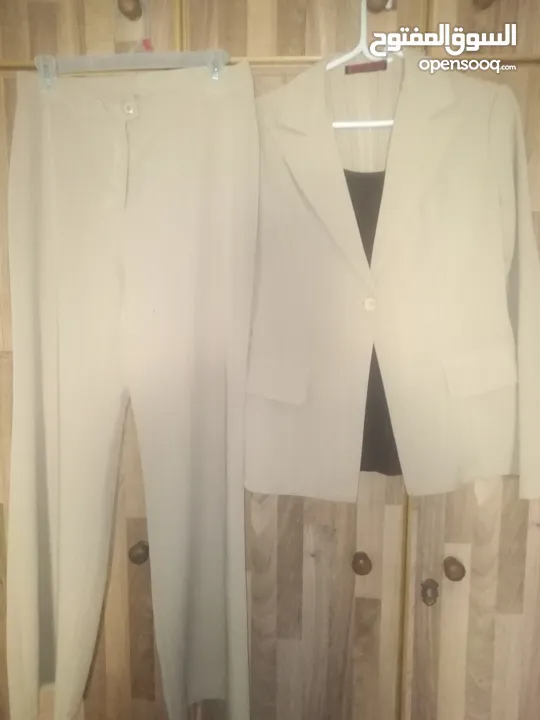 فستان اسود واحمر طويل مع جاكيت قصير احمر بأكمام طويلة جديد غير مستعمل ماركة H&M مقاس L بلبس 40 و42