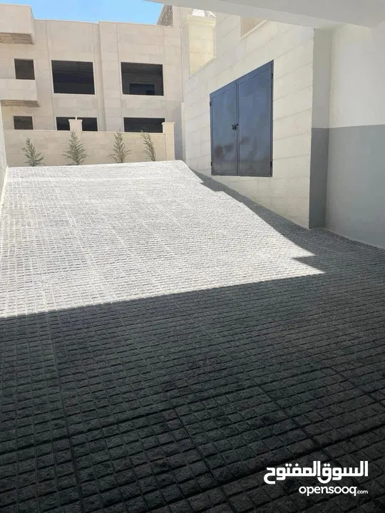 شقة ارضية للبيع في الجبيهة 150م2 + 140م2 ترسات خارجية (شقتين في الطابق) على 3 شوارع من المالك