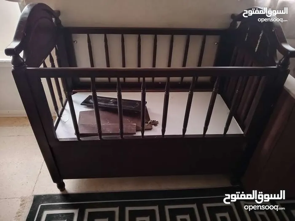 سرير بيبي خشب بلوط بحالة الجديد